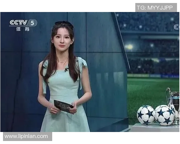 女主播与足球明星同框合影展现魅力瞬间引发粉丝热议